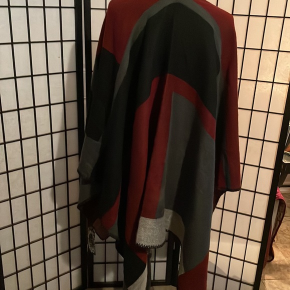 Cape - Picture 3 of 6